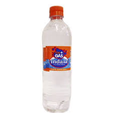 Água mineral com gás Indaiá 500ml.